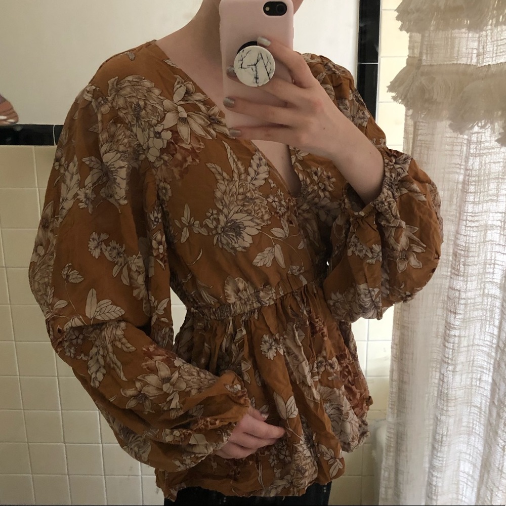 Jaase Beautiful Floral Top w/ Flowy Sleeves - Picture 2 of 8